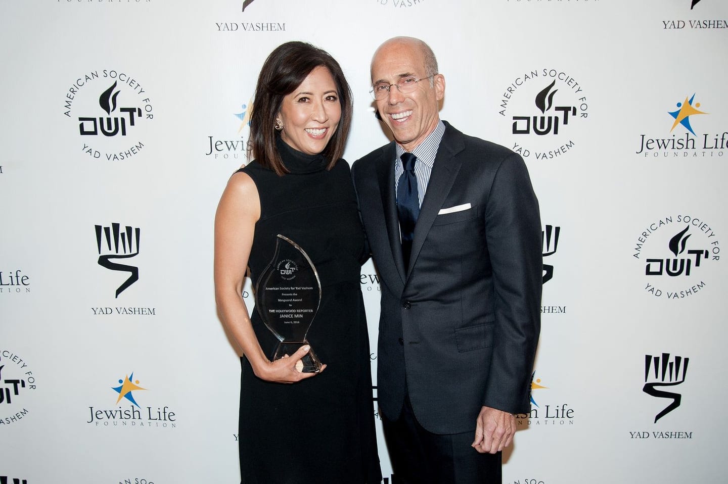 Jeffrey Katzenberg with an honoree holding an award at a Yad Vashem gala step-and-repeat